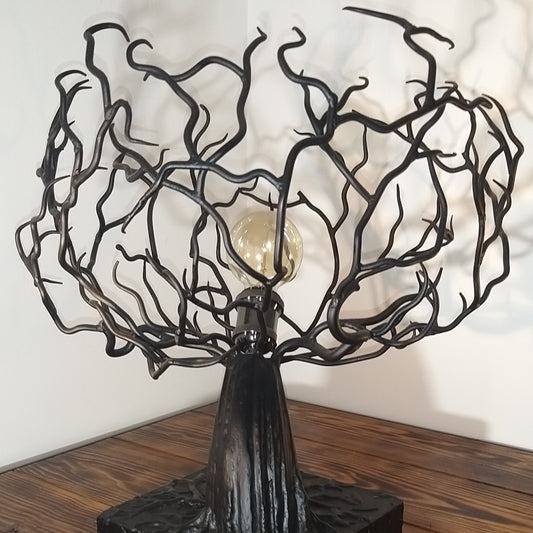 Lampe en forme d'arbre en métal recyclé - design éco-responsable