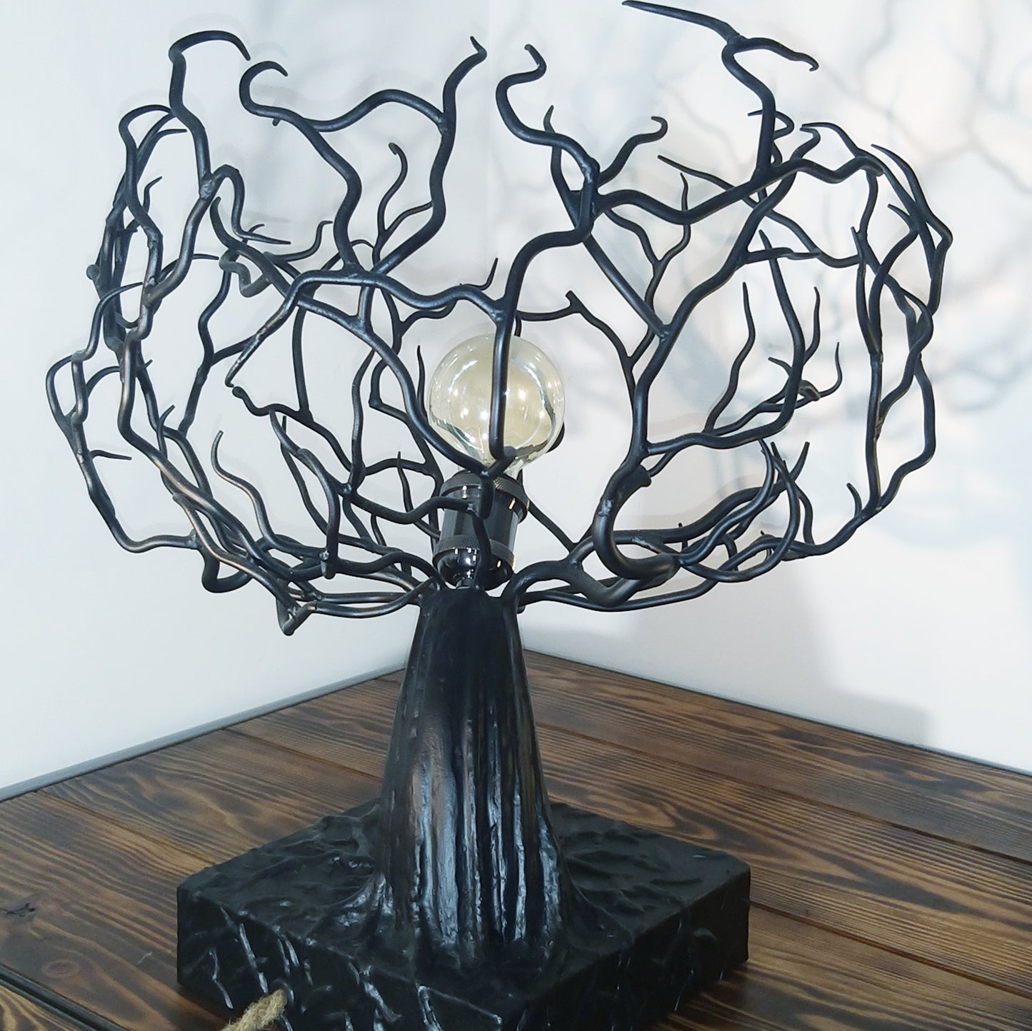 Lampe en forme d'arbre en métal recyclé - design éco-responsable