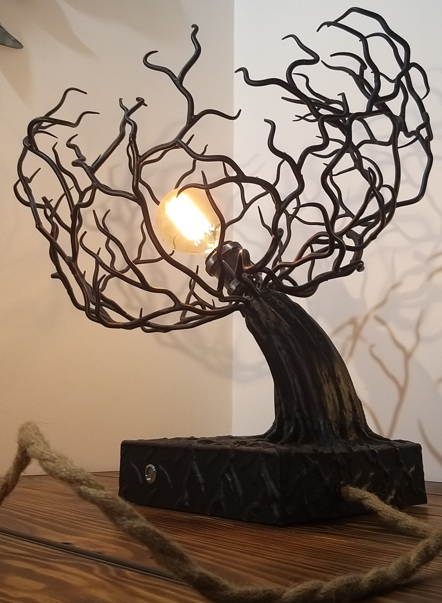 Lampe en forme d'arbre en métal recyclé - design éco-responsable